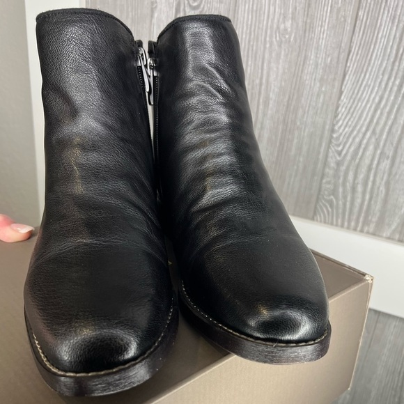 S46. NWT Franco Marcus Bootie Black Leather 8.5w Wide - Picture 5 of 8